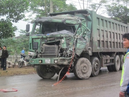 Hai xe tải mang BKS 22C - 00417 và 20L - 7854 hướng Đại Từ đi Tuyên Quang, đến khu vực Cầu Đen - Phố Đình, thị trấn Đại Từ, thì va chạm với nhau. Hai xe dính chặt vào nhau, lái xe 20L - 7854 bị đứt lìa cánh tay.